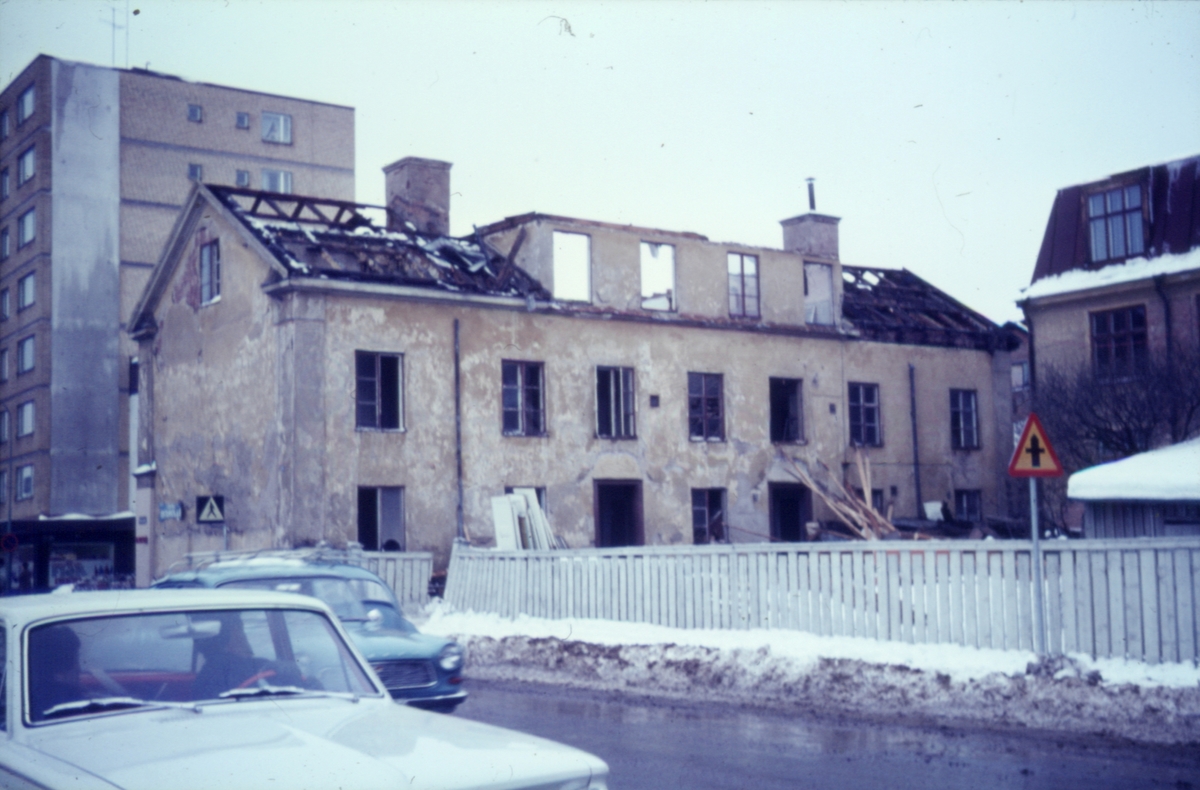 Bildtext: Storgatan-Hamngatan. Storgatan 3 rivs. Byggnaden sedd från ...