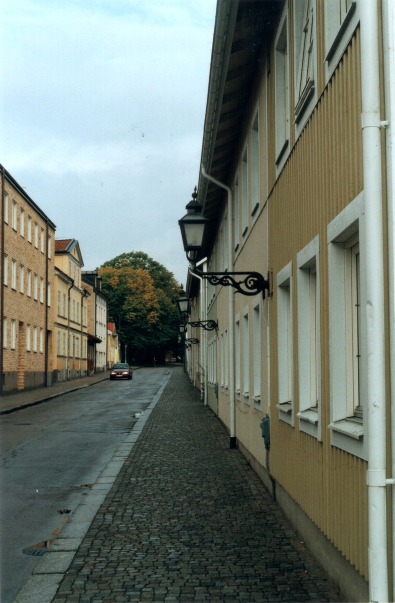 Hunnebergsgatan sedd mot nordost från närheten av korsningen Östgötagatan/Hunnebergsgatan.