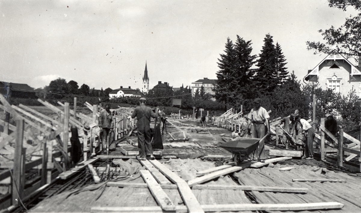 Orig. text: S:ct Larsbron, 1936. Gjutning av överbyggnaden. (mittfack)