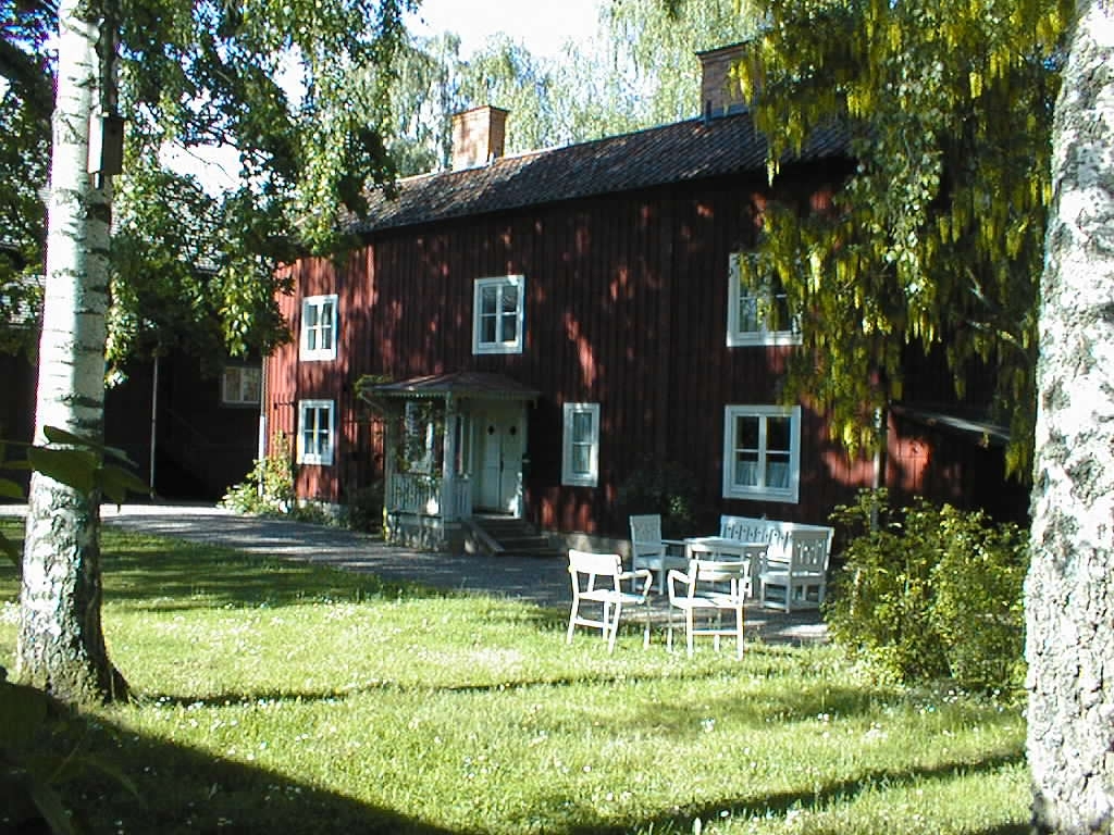 Mamsell Agardhs skola: Huset flyttades till Gamla Linköping från Barnhemsgatan 1. Byggnaden uppfördes på 1830-talet av Olof Ax. Den har en ålderdomlig planlösning, inreddes ursprungligen till fyra lägenheter om rum och kök. På vinden iordningsställdes två spiselrum. År 1871 flyttade Mamsell Anna Charlotta Agardh (1805-1884) in i gården. På sjuttiotalet drev hon privatskola där.