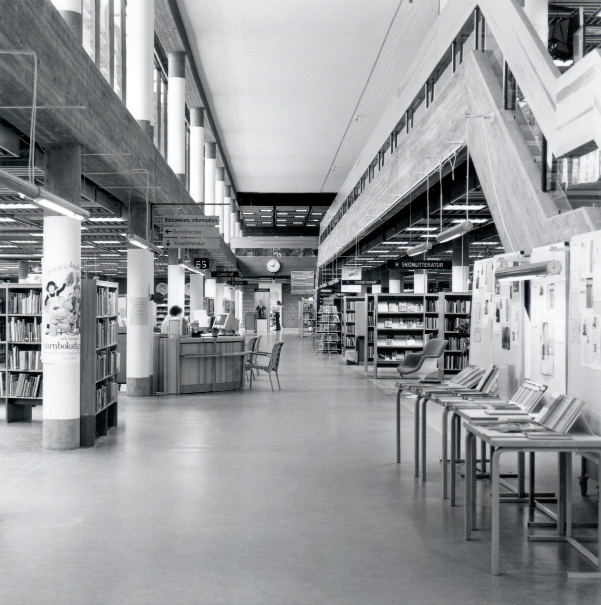 Interiör av Stifts- och landsbiblioteket.
Stadsbiblioteket: Efter en arkitekttävling 1966 ritades och inreddes biblioteket av arkitekterna Bo Cederlöf och Carl-Ewert Ekström. Byggnaden öppnades för allmänheten 1973-11-03, men invigningen skedde först 1974-06-06. Natten mellan 20-21 september 1996 utbröt en brand och huvuddelen av biblioteket förstördes.