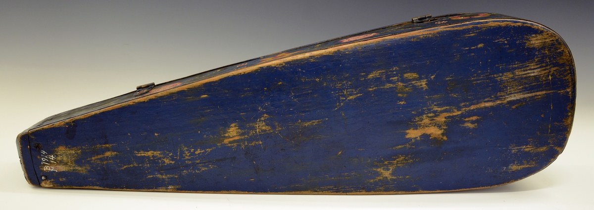 Fele med tilhørende felehus (skrin) som er rosemalt på blå bunn, årstallet 1864 er skrevet/malt på skrinet.