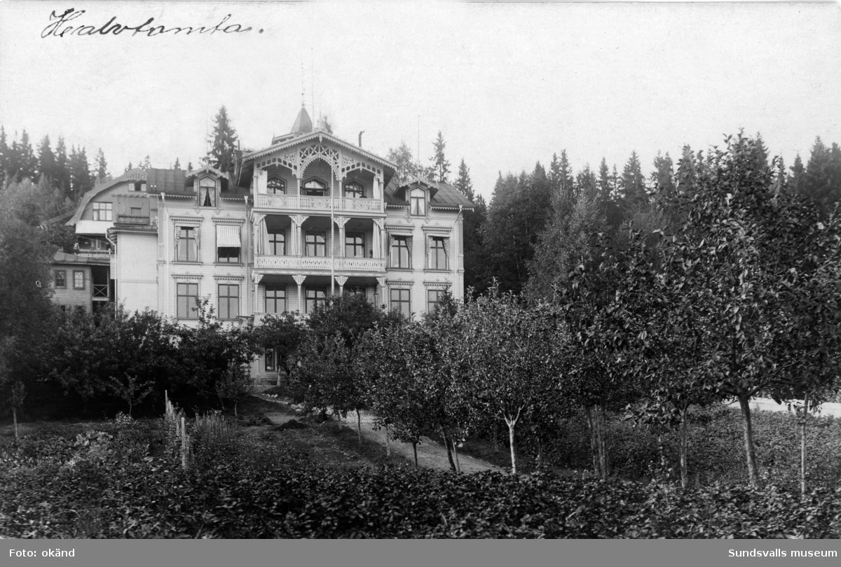 Villa Halvtomta, belägen mellan Tivolivägen och Baldersvägen. Nu på Tivolivägen 13. Huset uppfördes efter branden 1888 av körsnären och baptistpastorn Petter Ferdinand Hejdenberg.