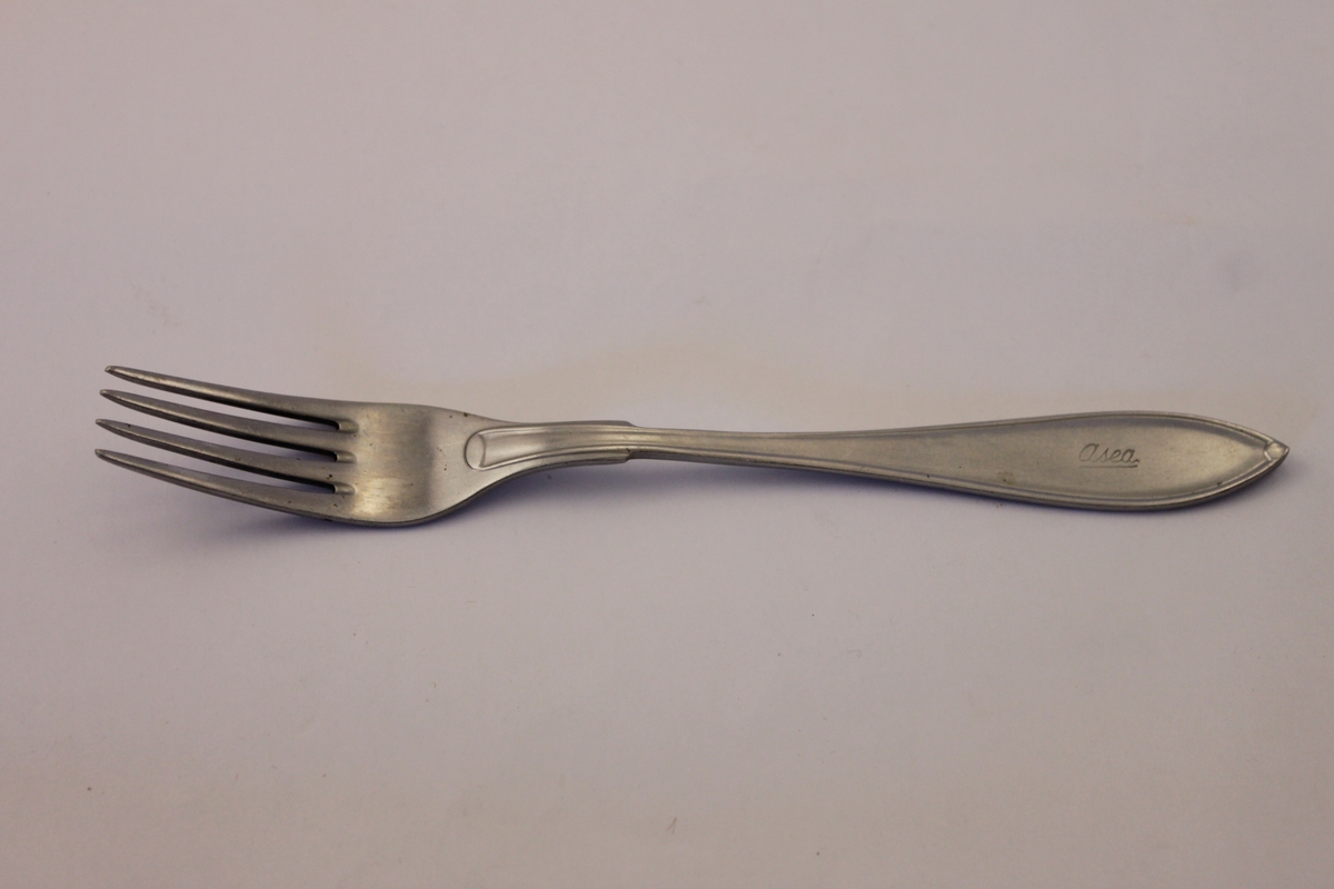 En gaffel i rostfritt stål i modellen gammal svensk och med ASEA inpräglat på skaftet