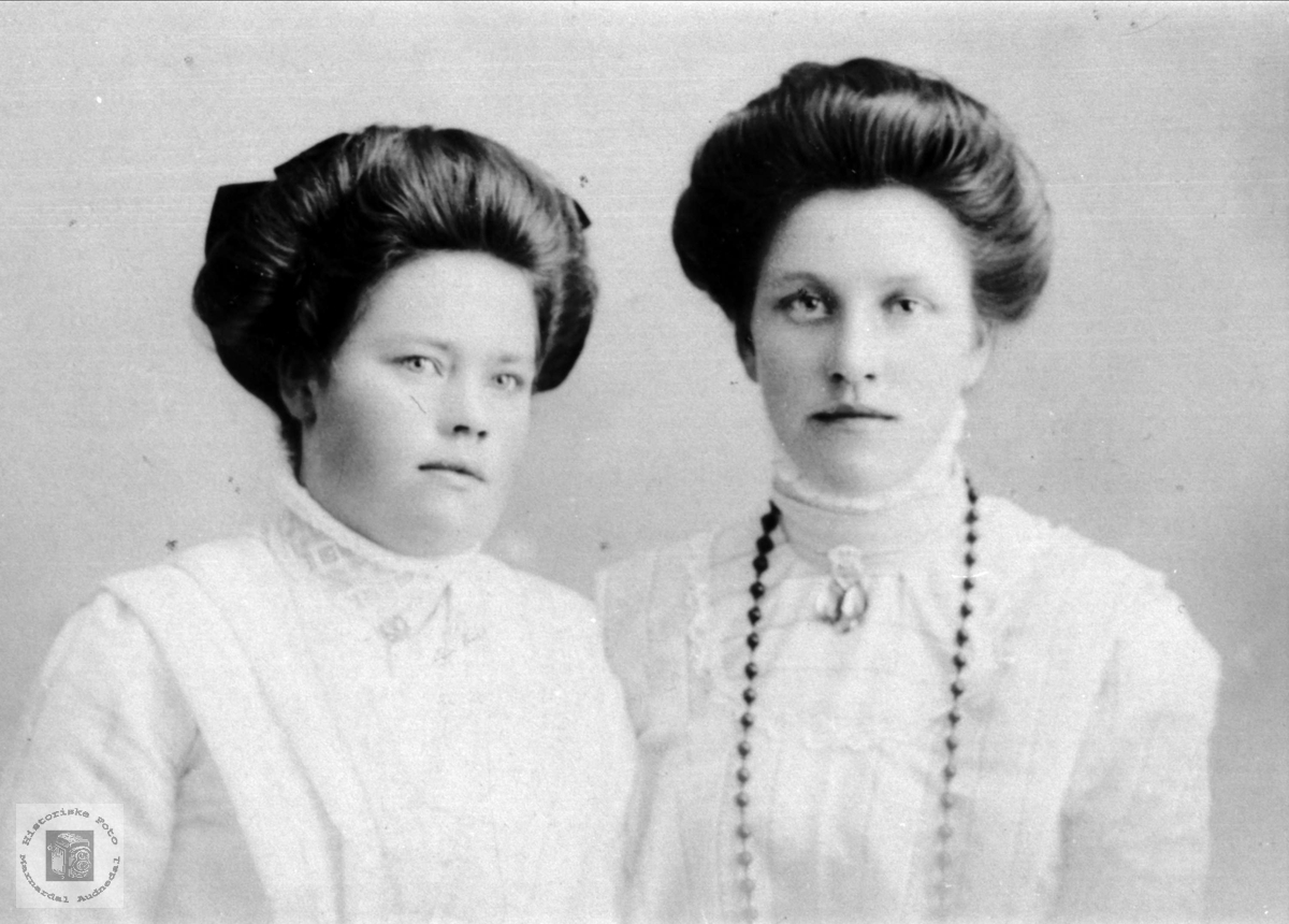 Portrett av søstrene Ingeborg og Bertine Abelset i Bjelland.