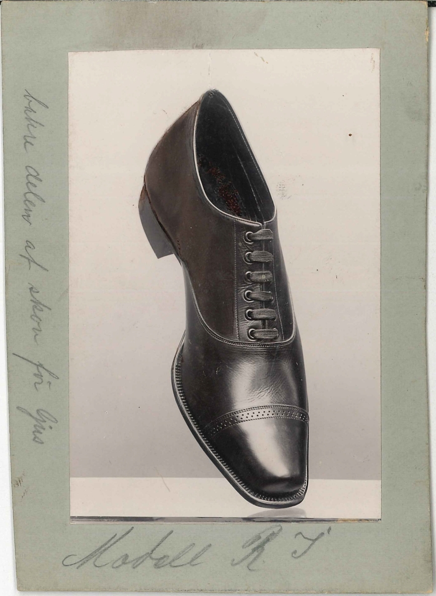 Fotografi av ett skodon. Herrsko med snörning. 

Använd som reklam på A F Carlssons skofabrik.

Ingår i en samling med 123 stycken kort i kartong.