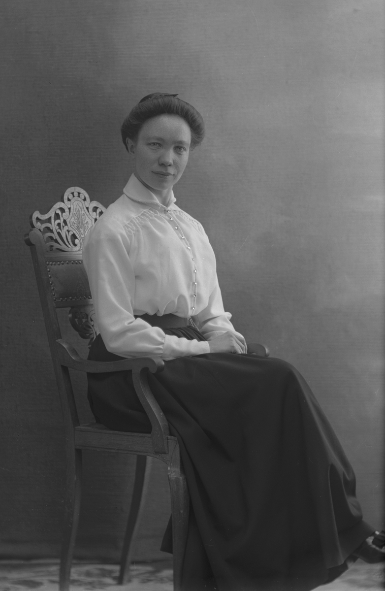 Porträtt från fotografen Maria Teschs ateljé i Linköping. 1910-tal. Beställare: Elin Anderson. "Linköping"