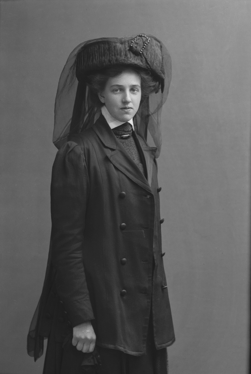 Porträtt från fotografen Maria Teschs ateljé i Linköping. 1910. Beställare: Hilma Anderson.