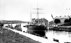 Kanalen i Moss. Kongeskipet HMS Drott i kanalen 1895 (?). År