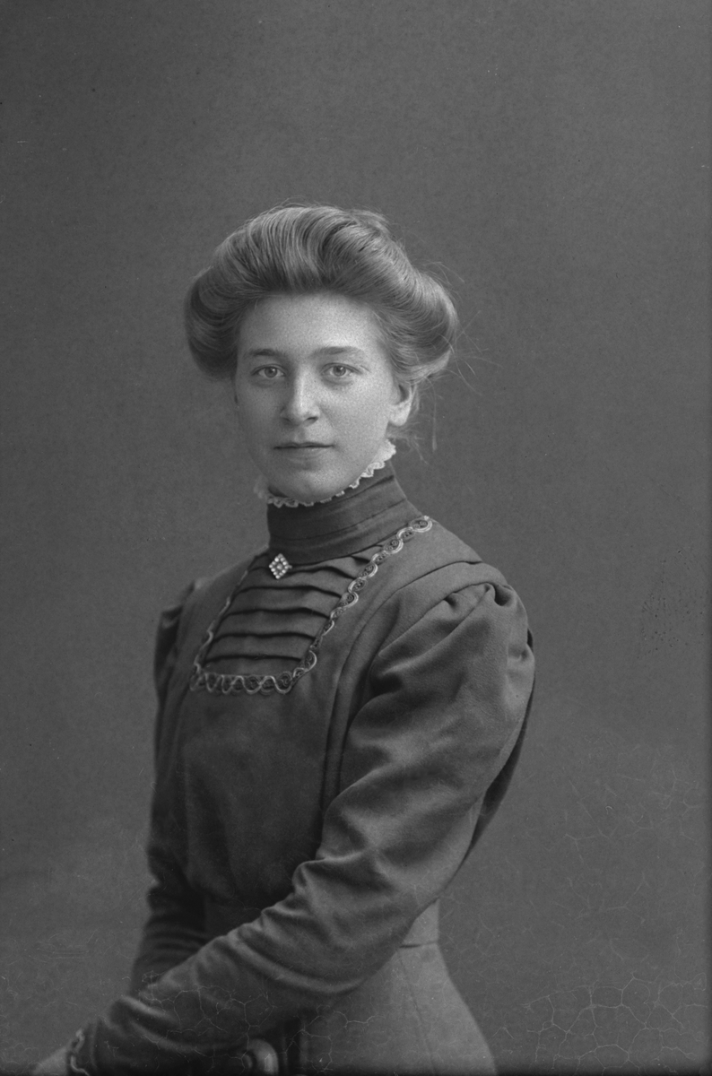 Porträtt från fotografen Maria Teschs ateljé i Linköping. 1910. Beställare: Edith Anderson.