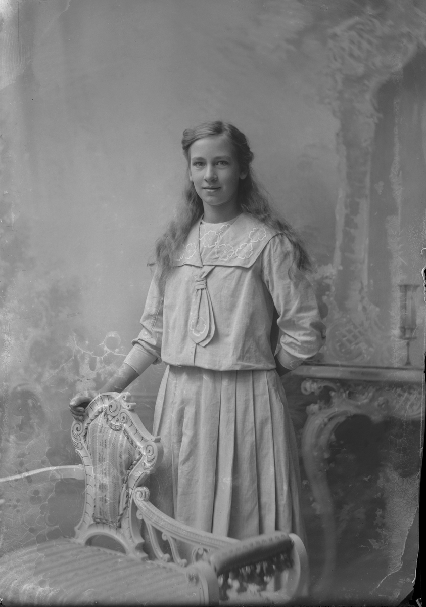 Porträtt från fotografen Maria Teschs ateljé i Linköping. 1911.09.23. Beställare: Edith Anderson.