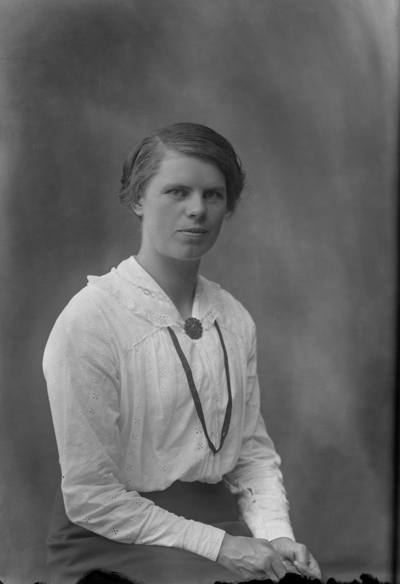 Porträtt från fotografen Maria Teschs ateljé i Linköping. 1910-tal. Beställare: Ebba Anderstam. "Fornåsa"