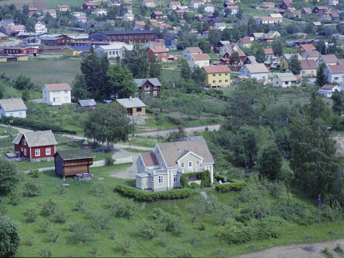 Flyfoto, Lillehammer, Nordre Ål, Moajordet gardseiendommen Sandheim i forgrunn, Kongresshallen bak i bildet