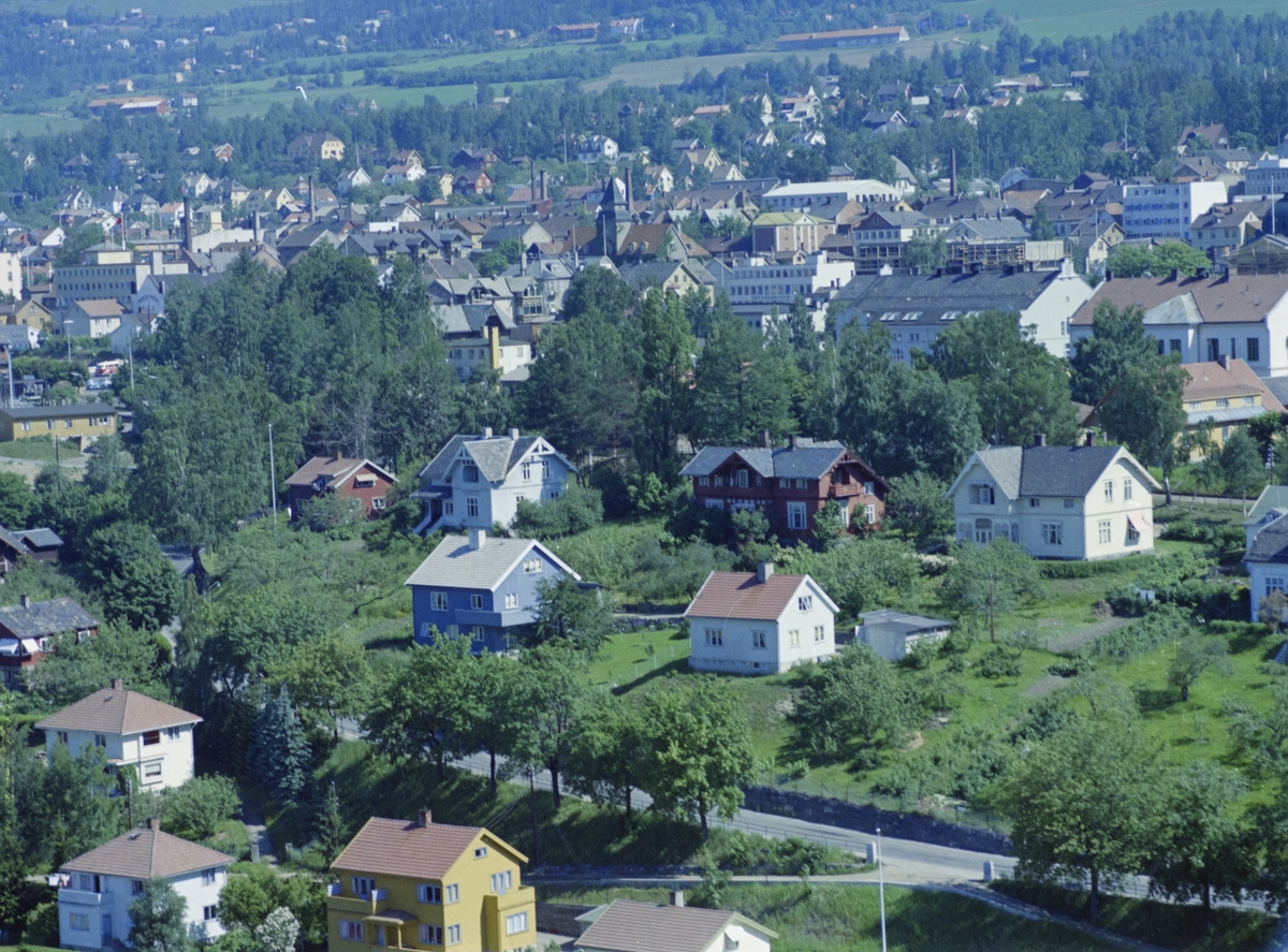 Flyfoto, Lillehammer, Nedre bydel, bolighus, Bryggevegen og Hougners gate med sentrum, Norges bank og Lillehammer Folkeskole i bakgrunn. Hougners gate 34A er det hvite huset midt ved høyre bildekant.