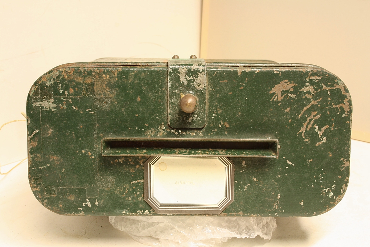 Avrundet, rektangulær boks. Den norske løve på fronten. Rødt segl på begge kortsidene. Hvit hyssing.