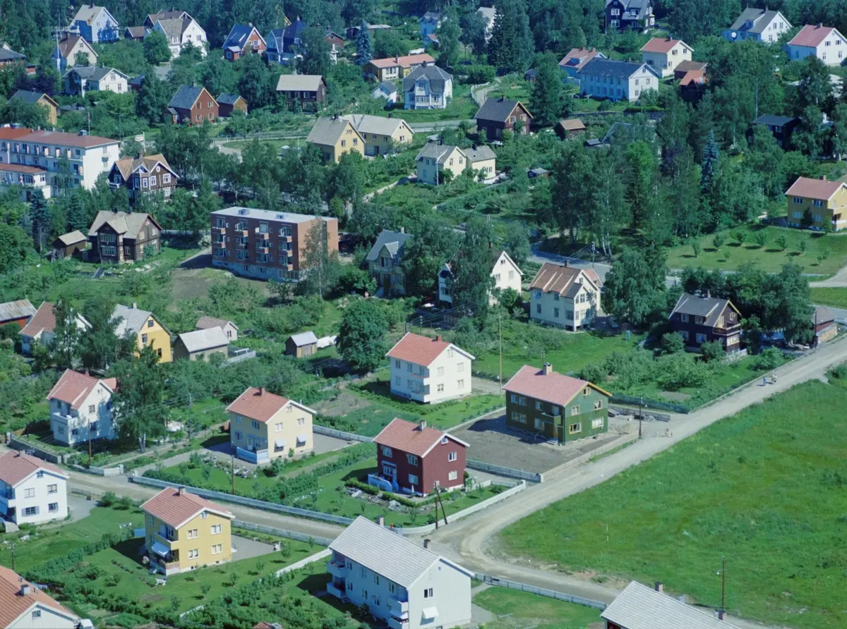 Flyfoto, Lillehammer, Søre Ål. Åkervegen kommer ned på høyre side og møter Møinichens gate. Det brune og hvite huset øverst i Åkervegen: Hamarvegen 8 og 10, ble revet og erstattet med en terrasseblokk. Det grønne huset er Åkervegen 3 og det hvite innenfor er Åkervegen 1. Det røde huset på hjørnet nedenfor er Møinichens gate 12.