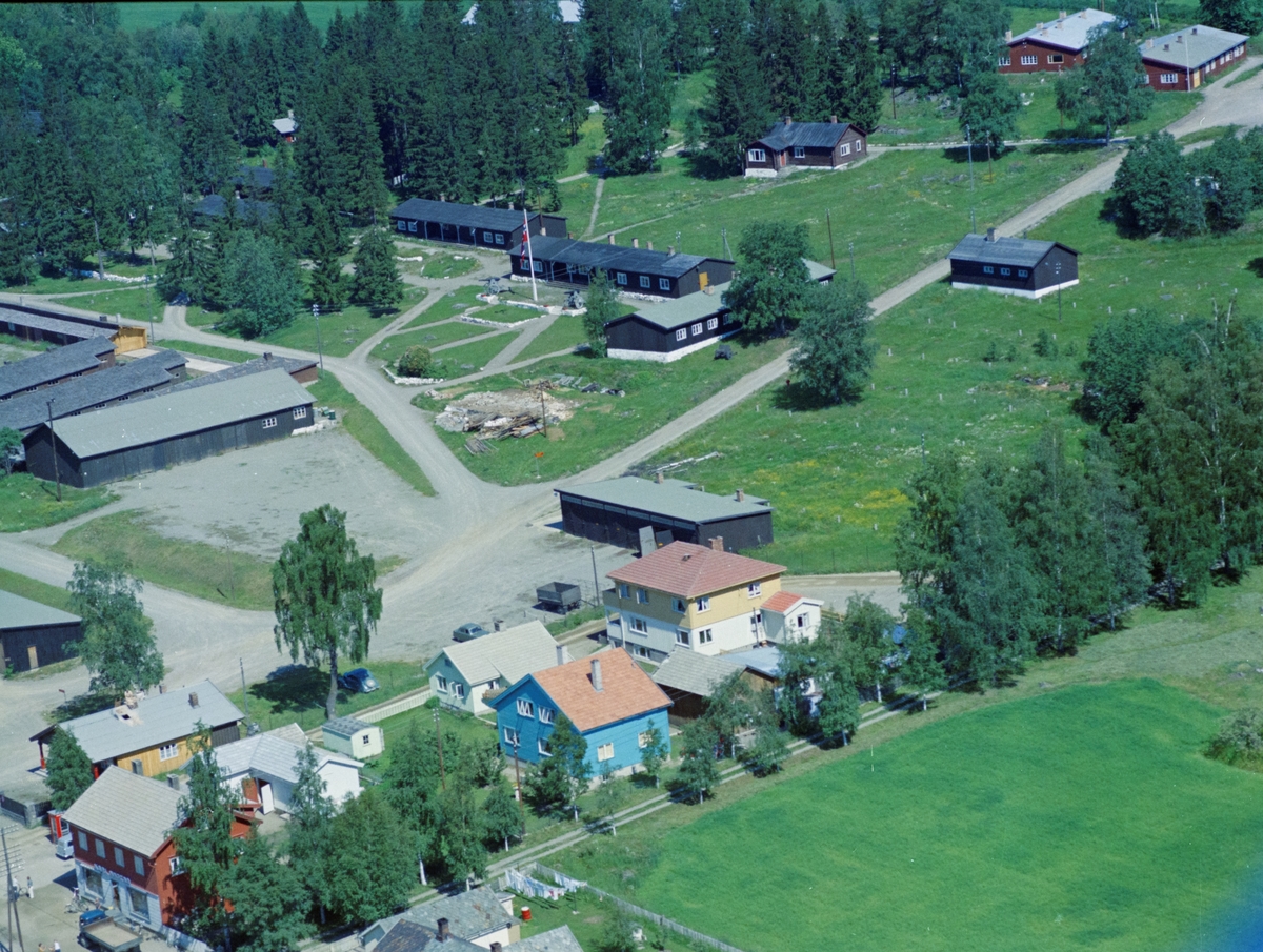 Flyfoto, Lillehammer, Nordre Ål, Smestadmoen militærleir og med Nustad kolonialforretning ned i venstre hjørne.