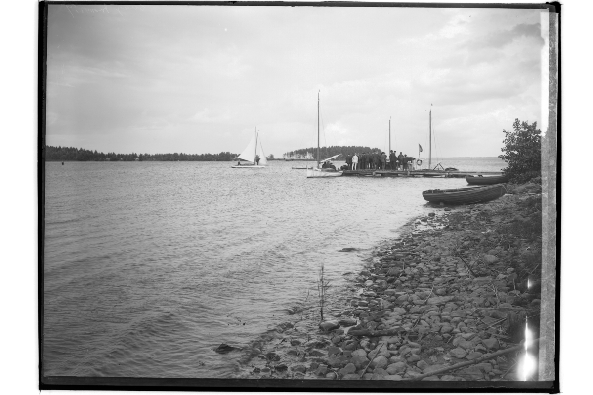 Segelsällskapets första segling i juni 1908 på Hjälmaren.
Segelbåtar vid bryggan.