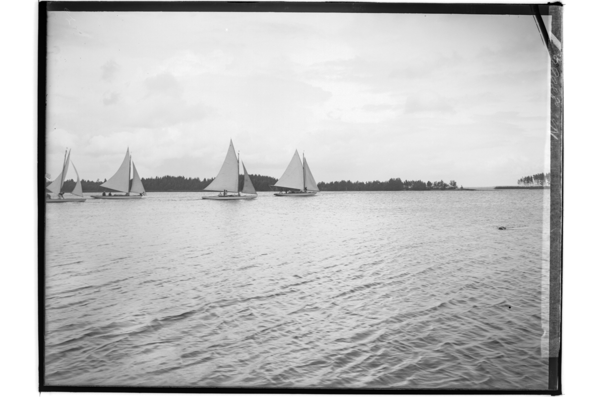 Segelsällskapets första segling i juni 1908 på Hjälmaren.
4 segelbåtar.