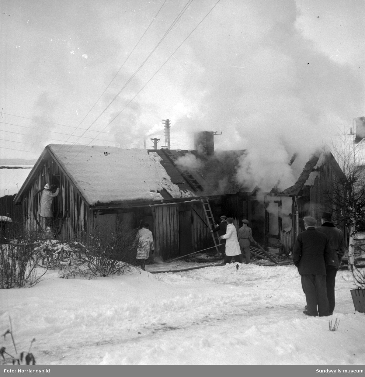 En explosion i ett fotogenkök orsakade en förödande brand i ett litet bageri med tillhörande brödbutik i Gångviken i november 1952.  Bageriet drevs av bröderna Gösta och Birger Hansson.