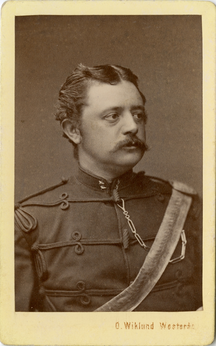 Porträtt av Wilken Wilhelm Julius von Platen, löjtnant vid Skånska husarregementet K 5.

Se även bild AMA.0002049, AMA.0009682 och AMA.0021640.