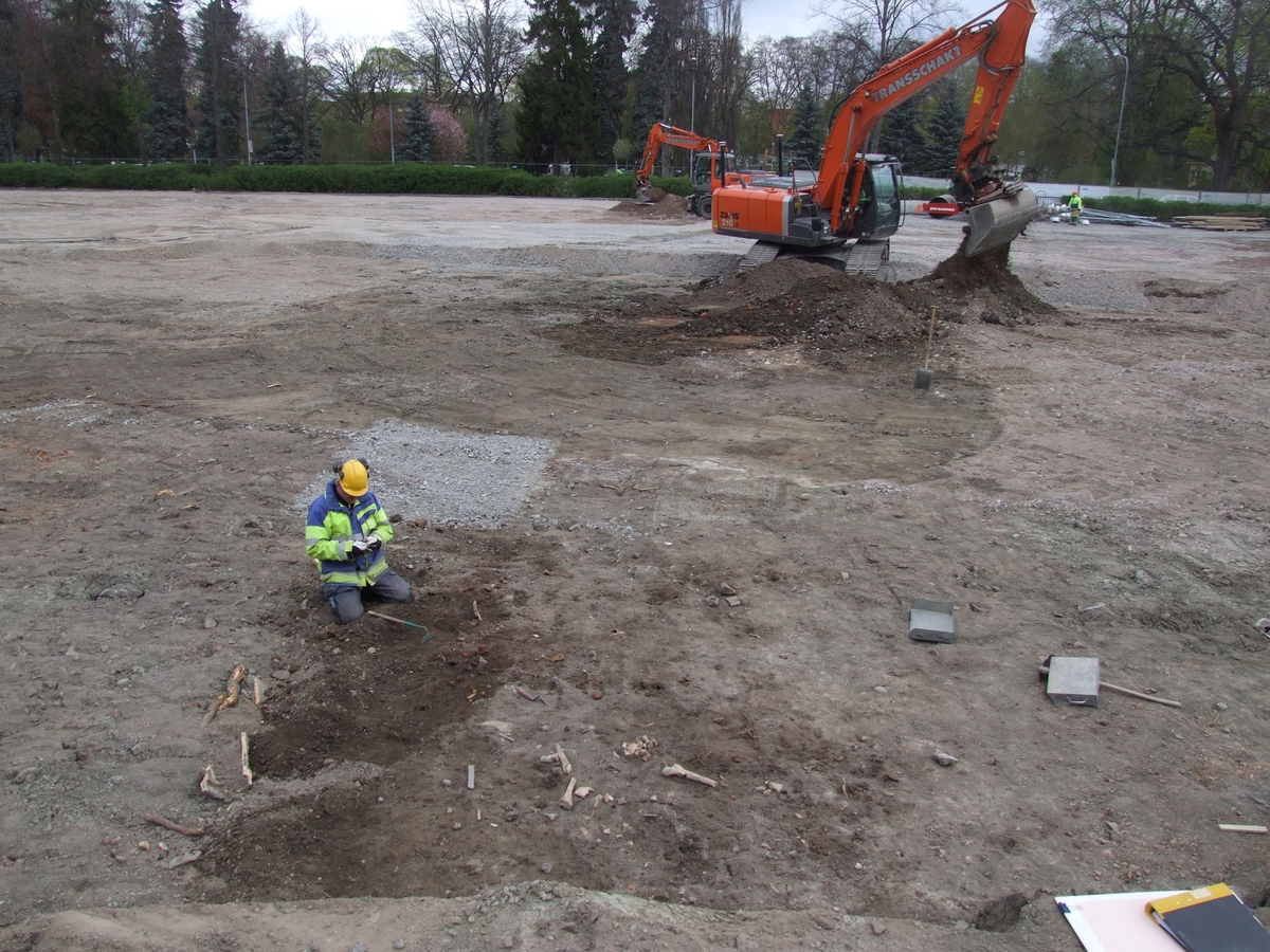 Arkeologisk schaktningsövervakning, undersökning av påträffade människoben, Akademiska sjukhuset, Uppsala 2014
