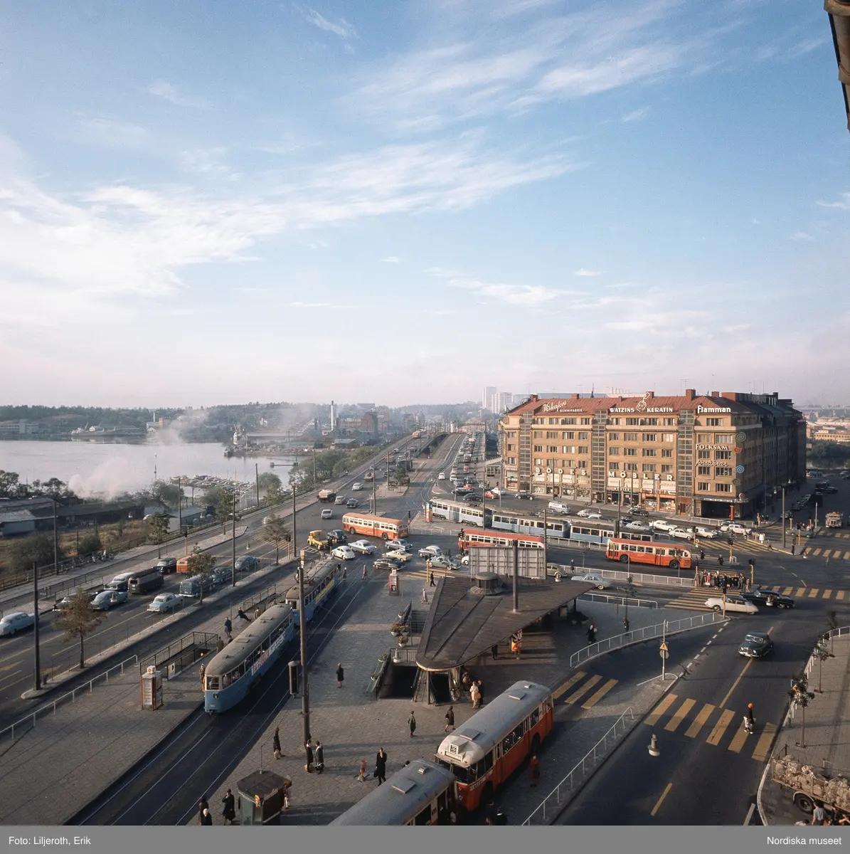 &rdquo;Stockholm&rdquo; . M&auml;nniskor och bilar i v&auml;nstertrafik, Hornstull mot Liljeholmsbron och &Aring;rstaviken.