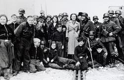 Ålborg 9.april 1940.
Tyske soldater og lokalbefolkningen 
Ko