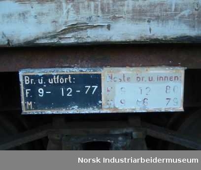 Høy-karmet boggikassevogn (litra Lo) med rammeverk av jern og liggende kledning i tre. Den veier 15 tonn, har lasteflate på 21,5m2 og lasteevne på 32,5 tonn. Vognen har litraskilt og skilt for Norsk Hydro.