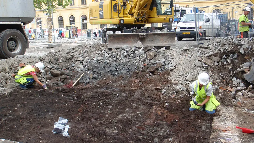 Norsk Maritimt Museums utgravning på Jernbanetorget. Østbanehallen i bakgrunnen.