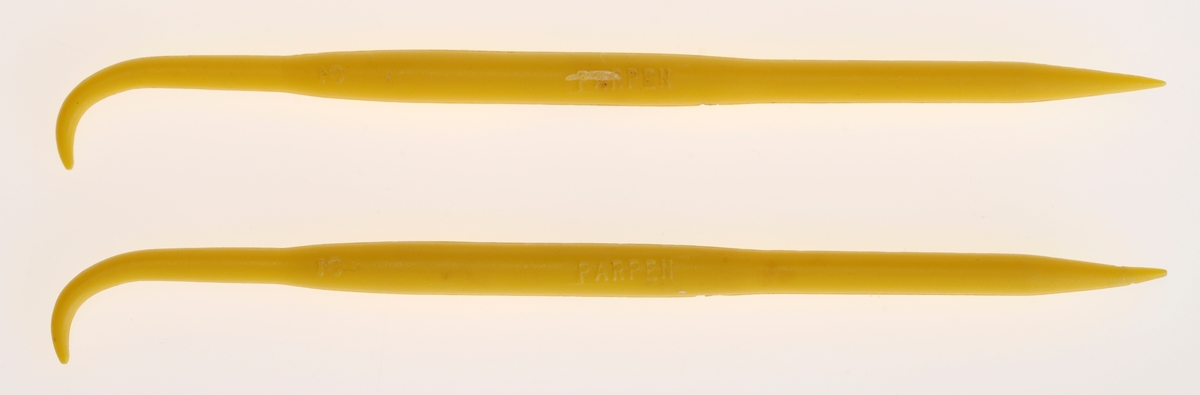 Dekorasjonsverktøy i plast til utforming av marsipan og sukkerpasta. To modelleringspinner i gul plast. I den ene enden er den spiss, mens den andre enden ligner på en heklekrok.