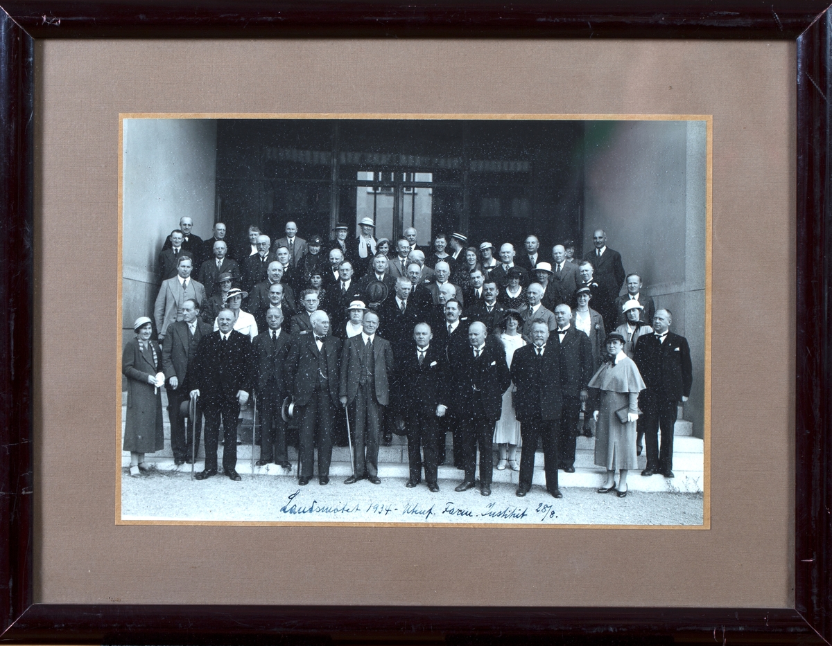 Gruppebilde av landsmøtedeltagerne utenfor Farmasøytisk institutt, 1934.