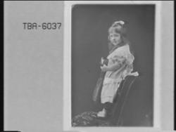 Portrett av jente, antakelig datter til doktor Nils (?) Kris