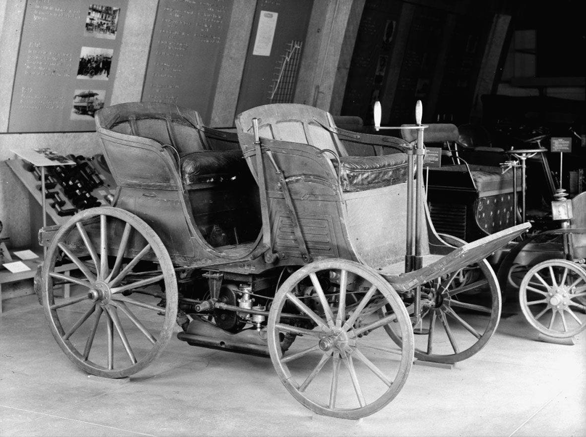 Åkvagn för 4 personer. Den första förbränningsmotordrivna bilen som byggts i Sverige. I detta sista utförande från 1901 ligger en fotogenmotor under vagnsgolvet, vilken startas med vev. Reglage på en styrkolonn under styret, spak för i- och urkoppling av motorn samt handbromsspak på höger sida. Vagnskorg av trä och hjul byggda av C A Carlsson & Söner i Stockholm. Korgen byggd speciellt för bilen och bakhjulen är kraftigt utförda för att tåla att användas som drivhjul.  Tvåcylindrig vattenkyld fotogenmotor. Cirka 5 hästkrafter. Växlar saknas, motorn är omkastningsbar för gång fram eller back. Glödrörständning, värmdes med blåslampa. Totalvikt cirka 600 kg, motorn 200 kg.
Tillbehör: Två medar för körning i snö som kan monteras istället för framhjulen.
