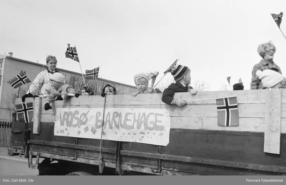 Vadsø, 17.mai 1970. Barnetoget. "Vadsø barnehage" står på  lasteplanet av en lastebil.