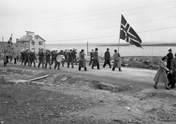 17.mai 1951 i Vadsø. Toget går i Hvistendalsgaten på vei mot