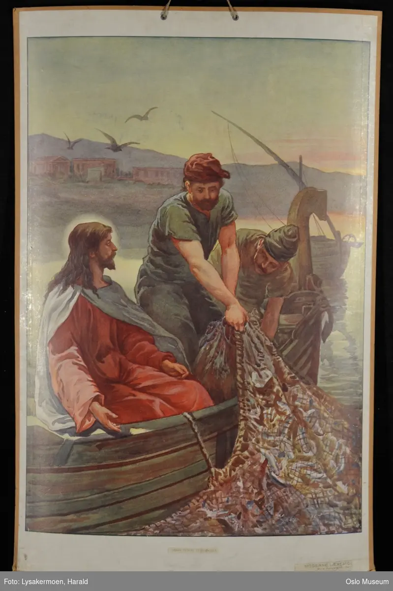 tre mannsfigurer, fiskebåt, garn. Jesus og Peter som fiskere på Genesaretsjøen