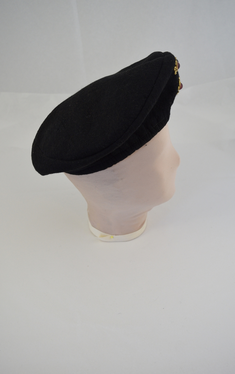 3 smykkesteiner i messingfarget innfatning.