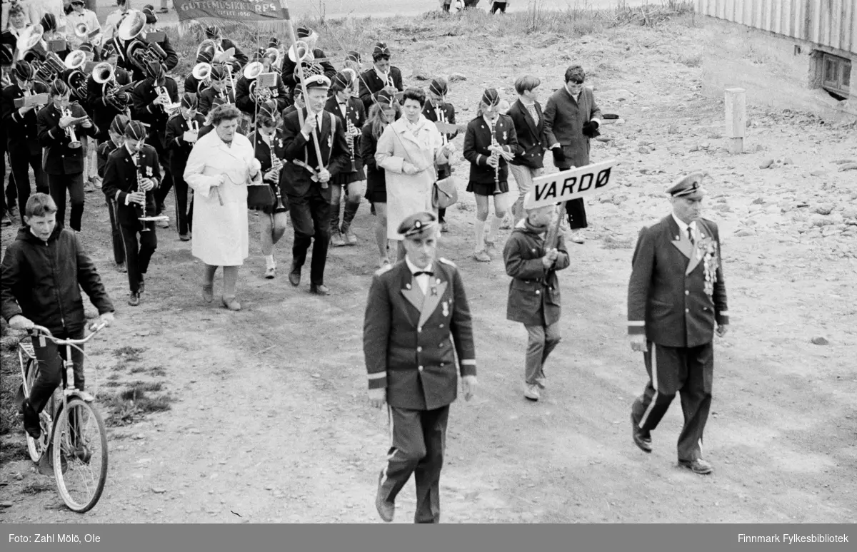 Fotografier fra Vadsø, juli 1969. Dette er fra skolekorpsstevnet. Serie bilder av skolemusikkorps, paraden, spillere i gatene, Sangen og Musikkens dag i Vadsø 17.5.1968.