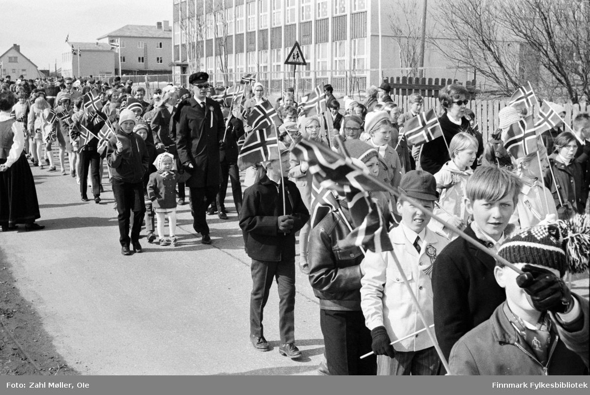 Vadsø 17.5.1969. Barnetoget med læreren i midten, han bærer studenterlue. Fotoserie av Vadsø-fotografen Ole Zahl-Mölö.