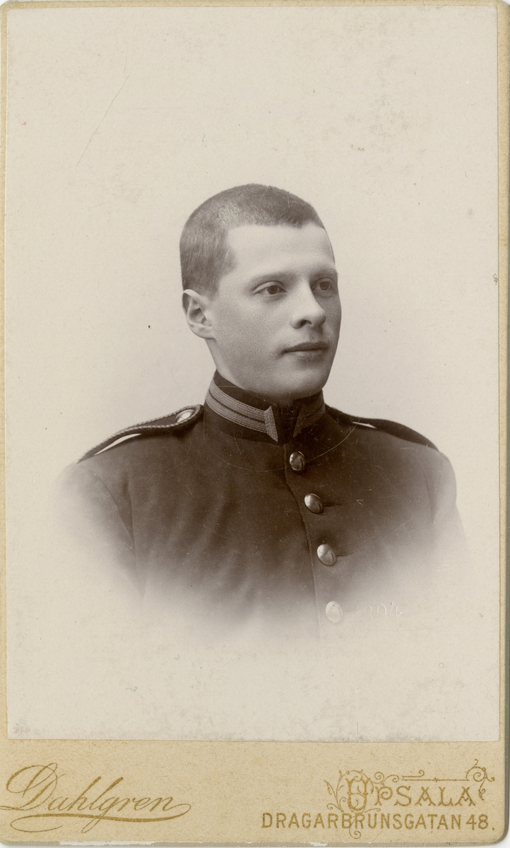 Porträtt av Carl Hjalmar Ekstedt, löjtnant vid Upplands regemente I 8.
Se även AMA.0009813.