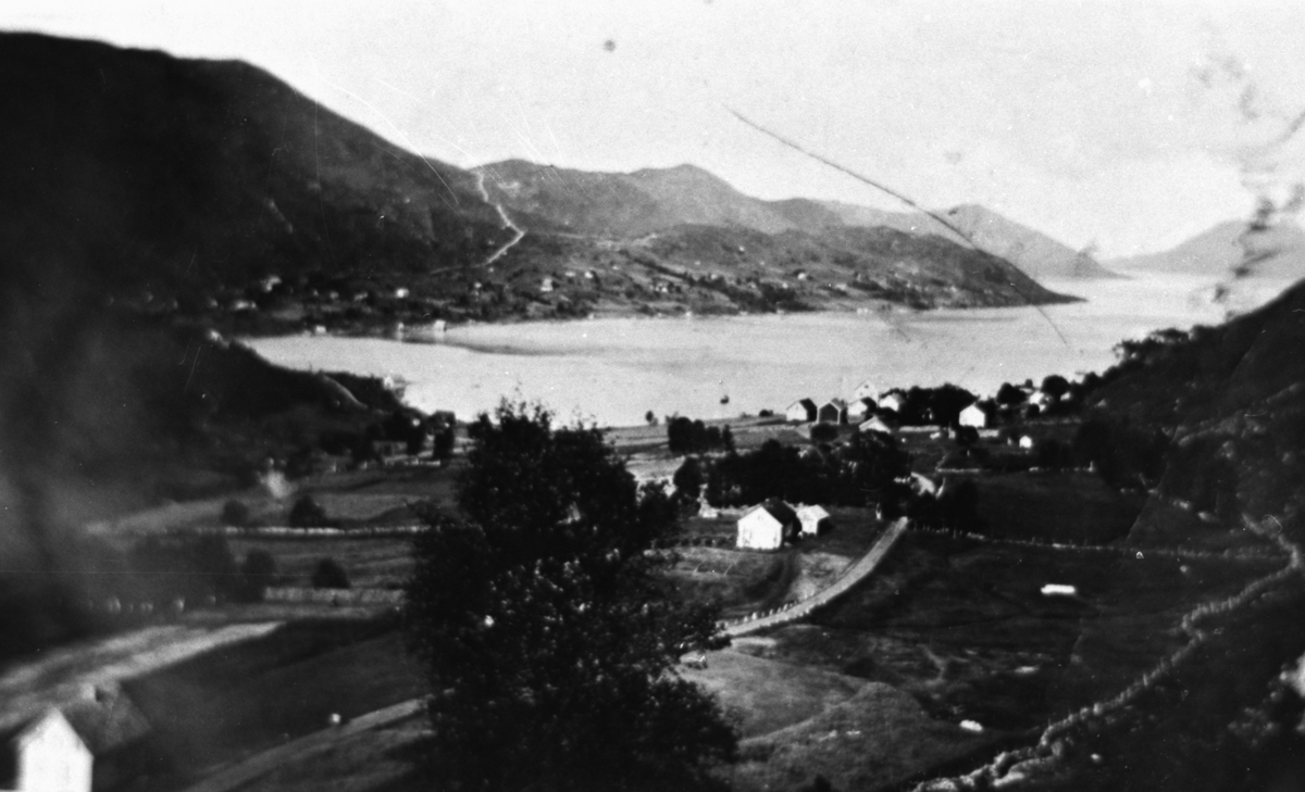 Prospektfotografi av Gurskebotn. Utsikt utover mot fjorden.