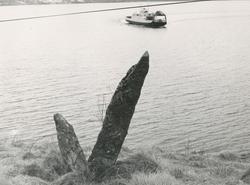 Dokumentasjonsbilder i serie av bautastein / offerstein og v