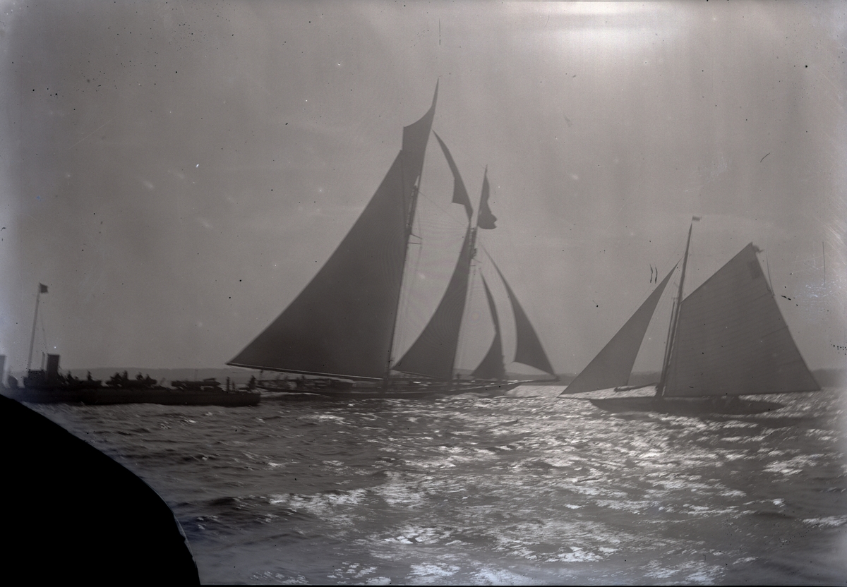 Seilbåter i regatta. Keiser Wilhelm IIs 'Meteor' i Horten under jubileumsregattaen i 1914