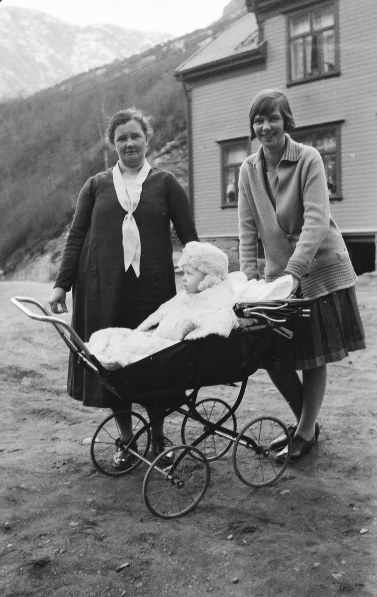 To kvinner med ein baby i barnevogn