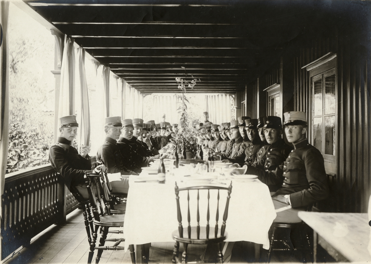 Kadetter vid Krigsskolan Karlberg samlade till måltid.