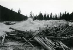Fløtningen i Muggedøla, 1959. Her stod ei kvern i gamle daga