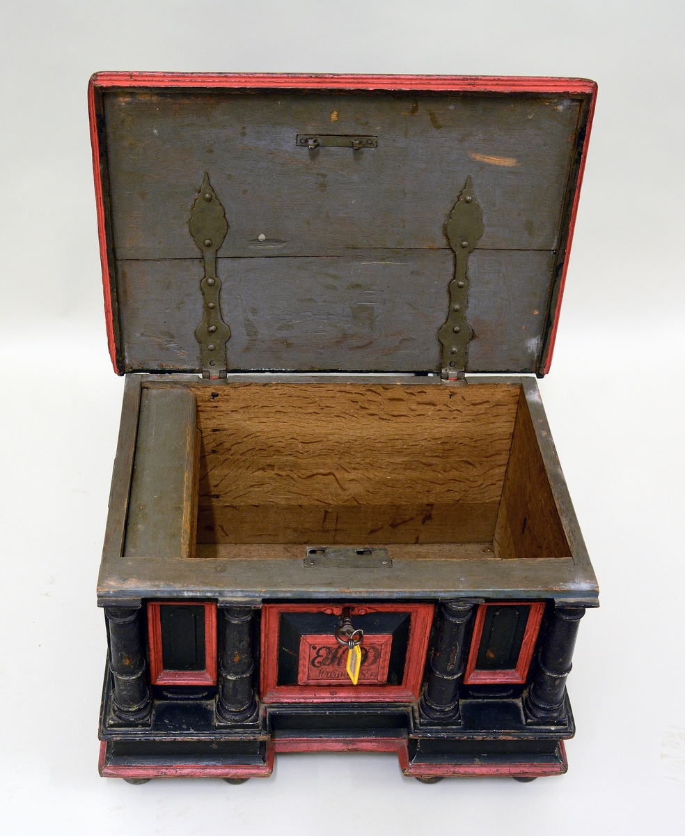 Fra protokollen: Skrin av ek, renæssanse; paa forsiden 4 søiler. Kjøpt omkr. 1830 efter presten Haabert i Drangedal.