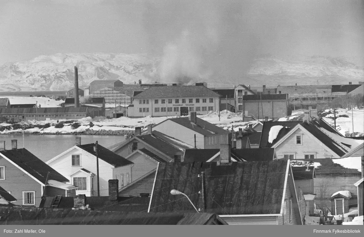 Fotoserie fra Vadsø, April 1968 fotografert av Vadsøfotografen Ole Zahl-Mölö. Vadsøs bebyggelse. Det store bygget midt i bildet er Telegrafen.