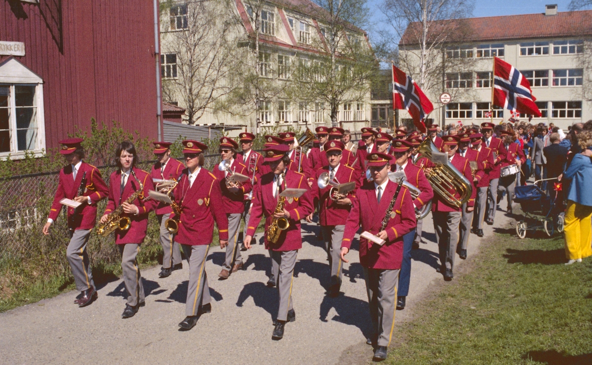 17.maifeiring, Strømmen, reportasjebilder